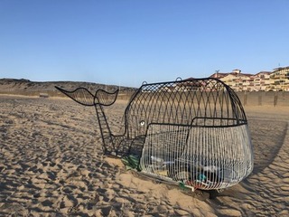 La sculpture en forme de baleine permet de récolter les déchets plastiques.